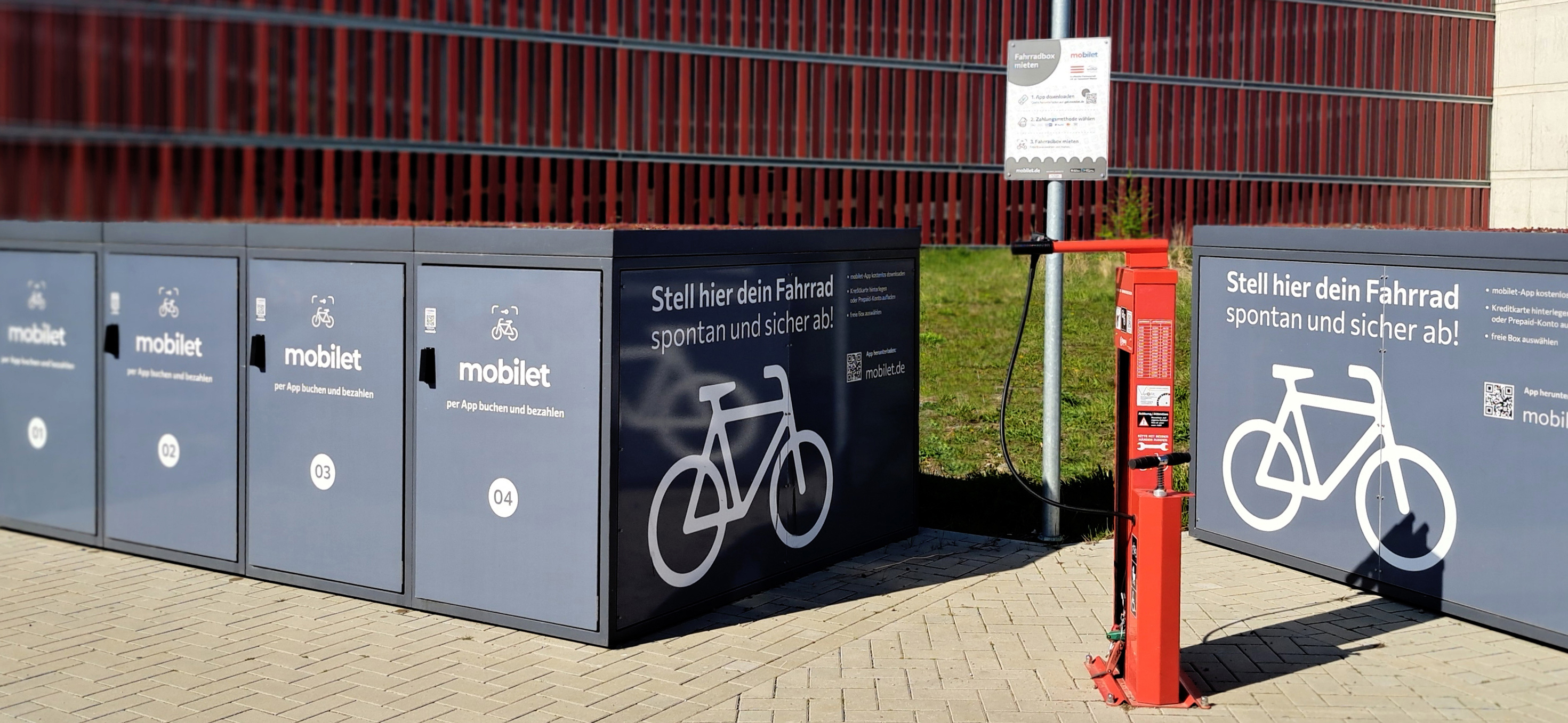 Fahrradbox Standort mit moderner Architektur im Hintergrund