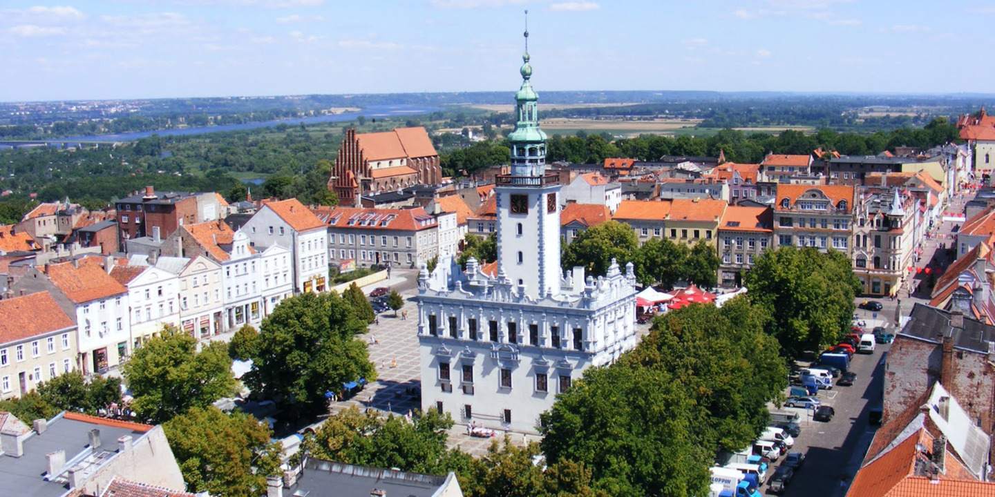 Widok na rynek i ratusz w mieście Chełmno - strefa płatnego parkowania - mobilet.pl zamiast parkometrów