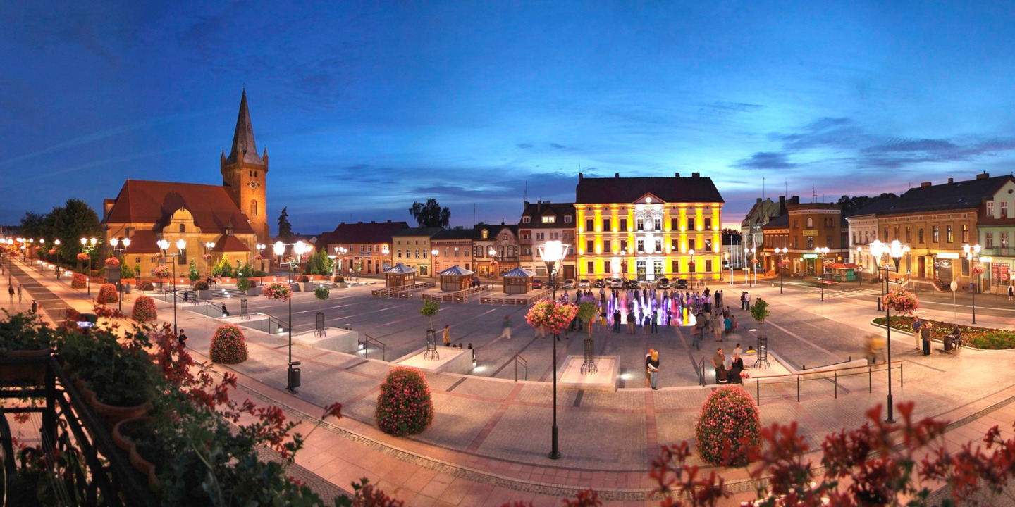 Wieczorny widok na rynek w mieście Czarnków- strefa płatnego parkowania - mobilet.pl zamiast parkometrów
