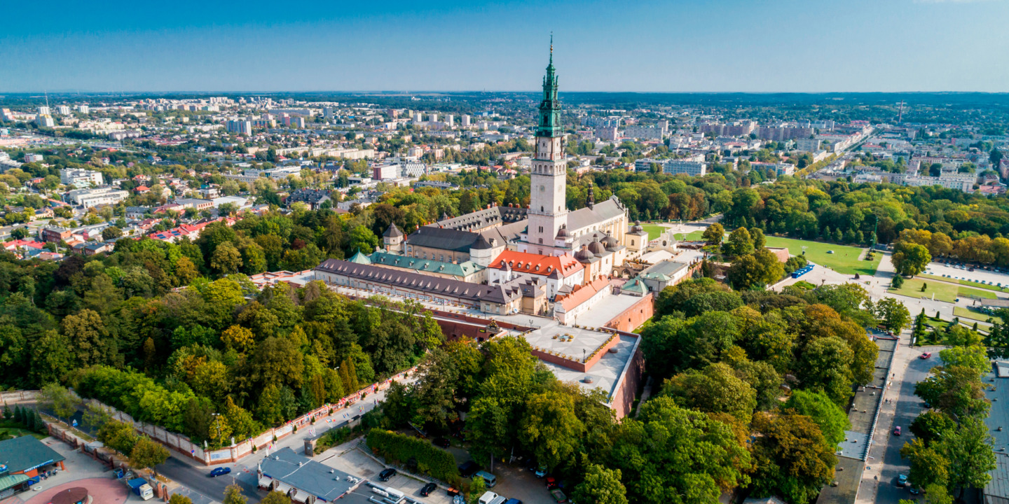 Jasna Góra w Częstochowie - strefa płatnego parkowania, opłata przez aplikację Mobilet zamiast parkomatu.