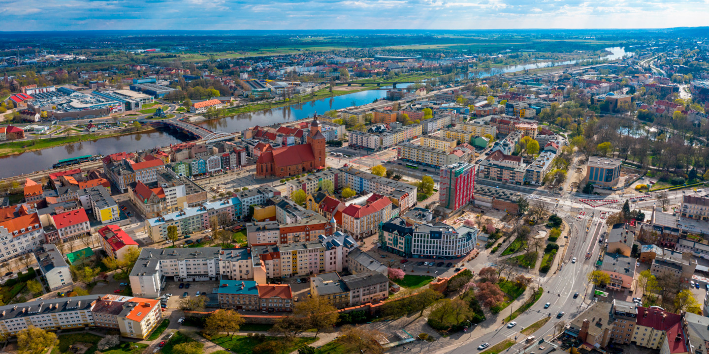 Tramwaj MZK w centrum Gorzowa Wielkopolskiego - bilety komunikacji miejskiej w aplikacji Mobilet