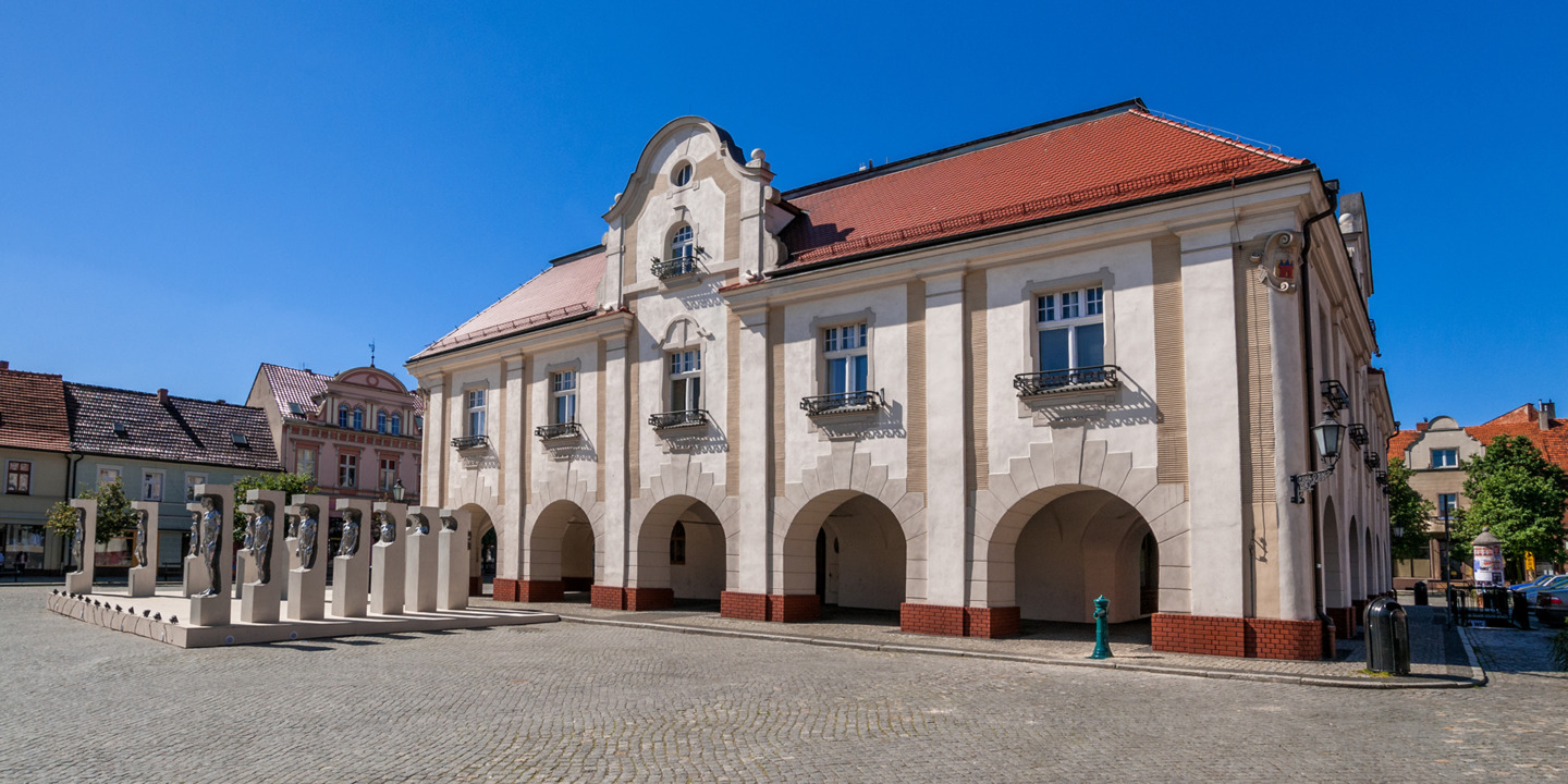 Rynek i ratusz w mieście Jarocin - - strefa płatnego parkowania - mobilet.pl zamiast parkometrów