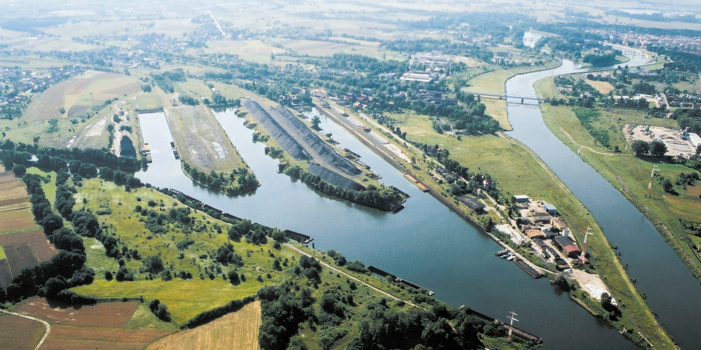 Widok lotniczy na Kanał Gliwicki, port rzeczny i Odrę w mieście Kędzierzyn-Koźle - elektroniczne bilety komunikacji miejskiej i strefa płatnego parkowania - mobilet.pl zamiast parkometrów i biletomatów