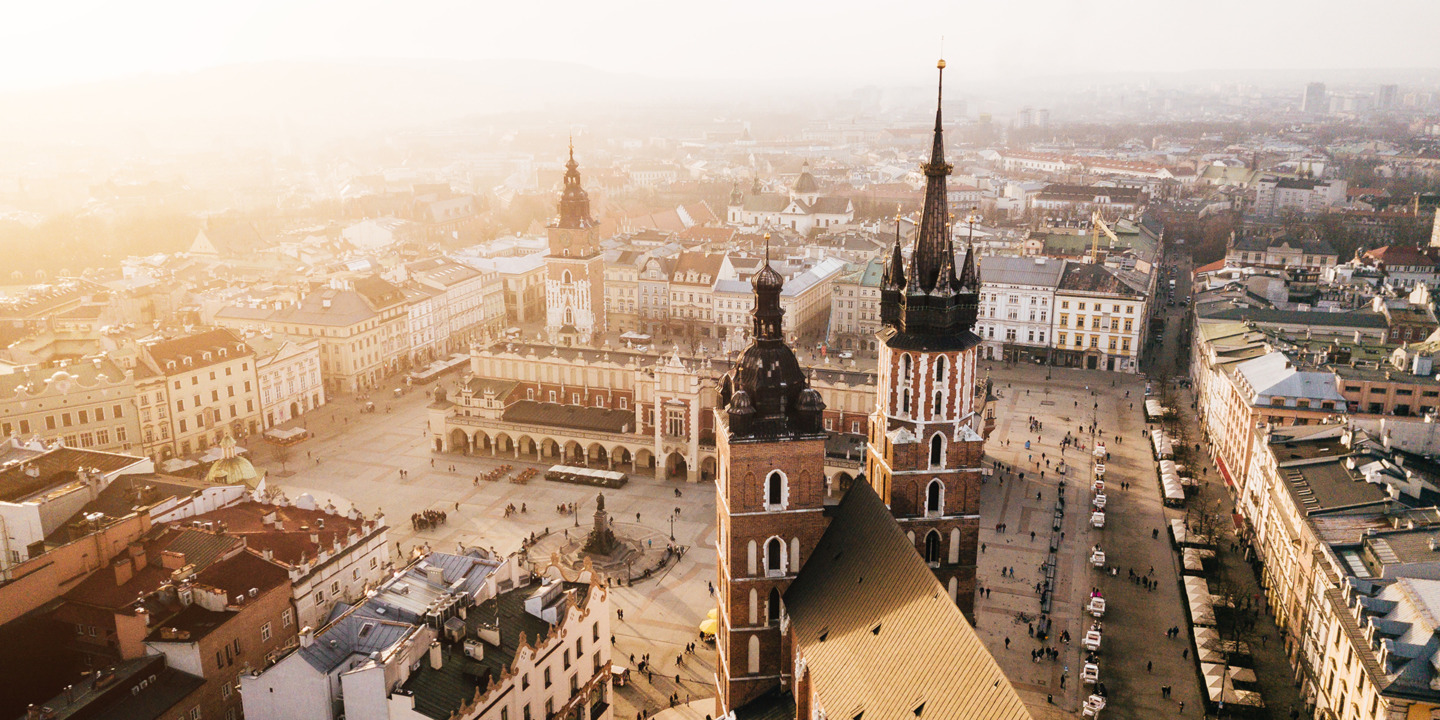 Widok z lotu ptaka na Rynek Główny z Kościołem Mariackim i Sukiennicami w mieście Kraków - elektroniczne bilety komunikacji miejskiej i strefa płatnego parkowania - mobilet.pl zamiast parkometrów i biletomatów