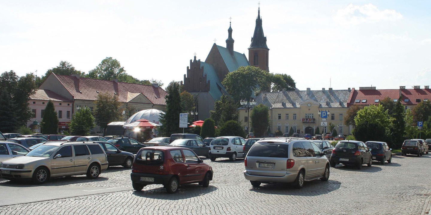 Samochody parkujące na rynku w Olkuszu - elektroniczne bilety komunikacji miejskiej - mobilet.pl zamiast biletomatów