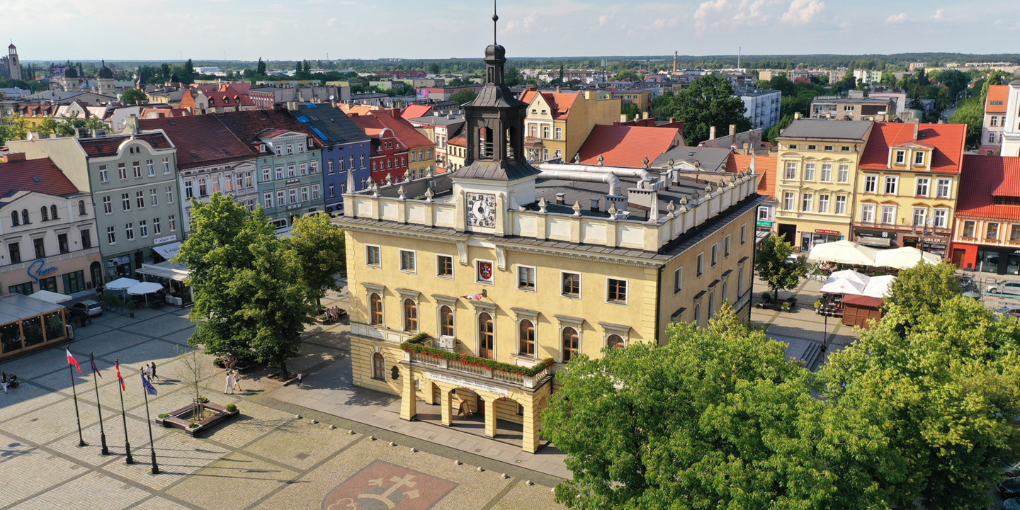 Rynek i ratusz w Ostrowie Wielkopolskim - elektroniczne bilety komunikacji miejskiej i strefa płatnego parkowania - mobilet.pl zamiast parkometrów i biletomatów