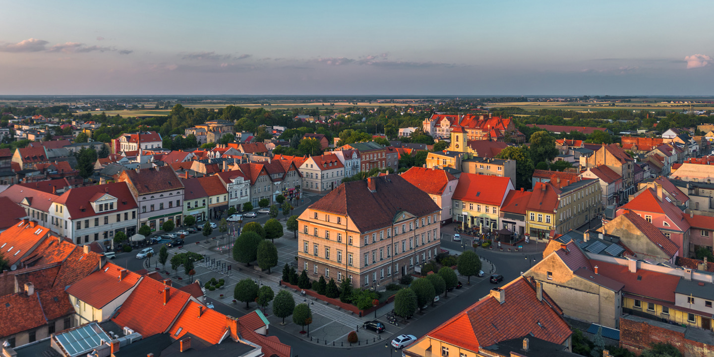 Widok z lotu ptaka na Rynek w Pleszewie - strefa płatnego parkowania - mobilet.pl zamiast parkometrów