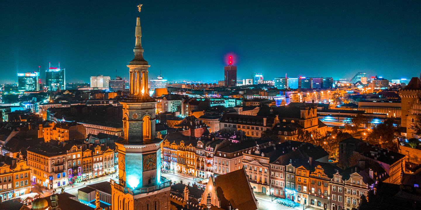 Nocny widok z lotu ptaka na Stary Rynek i panoramę Poznania - elektroniczne bilety komunikacji miejskiej i strefa płatnego parkowania - mobilet.pl zamiast parkometrów i biletomatów