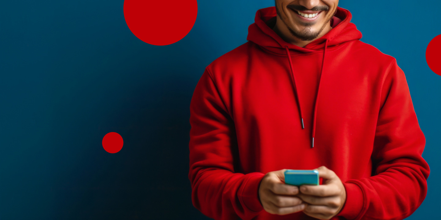 Mężczyzna w czerwonej bluzie przegląda nowy regulamin systemu Mobilet na smartfonie
