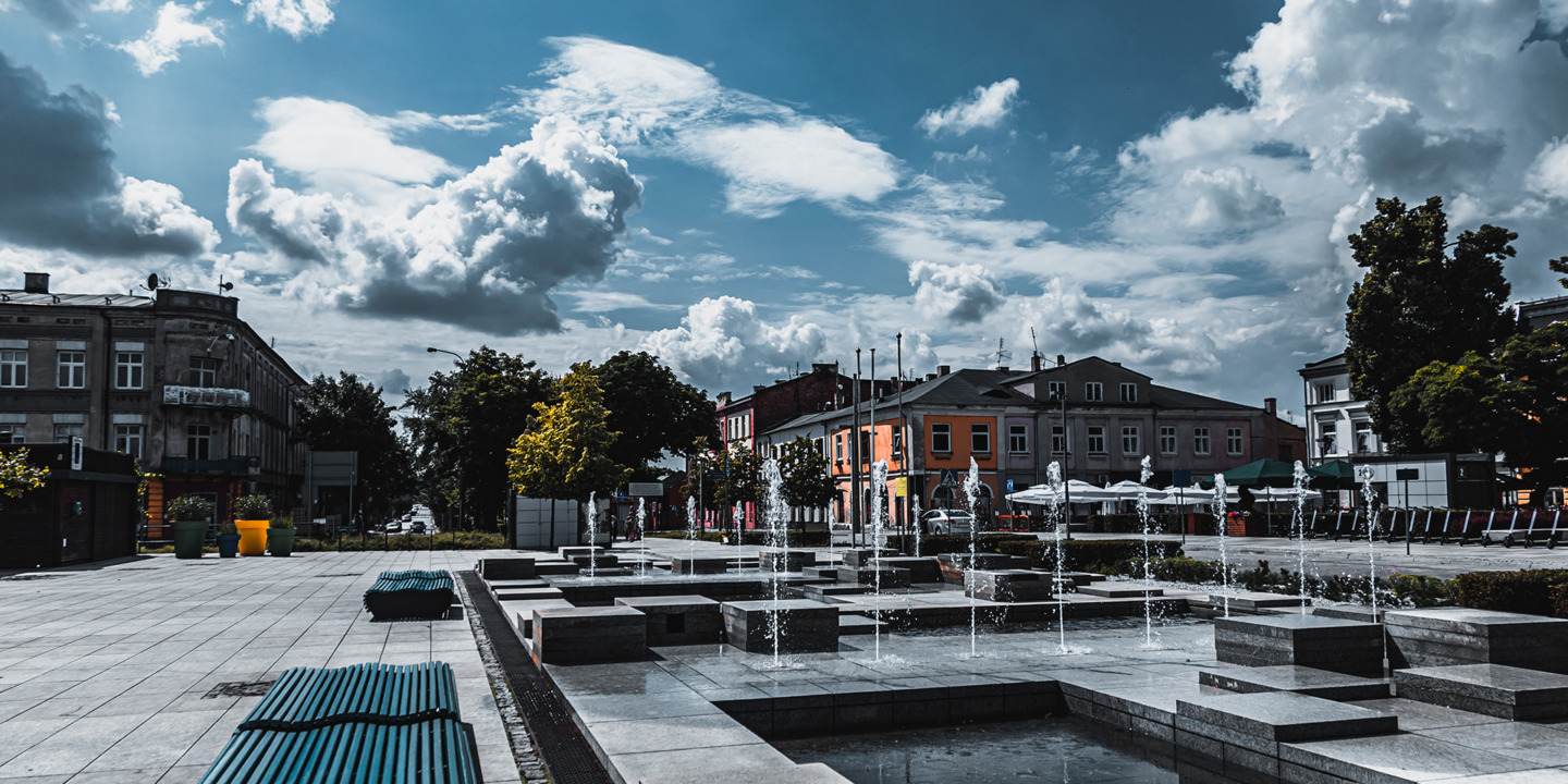Fontanny na Rynku w Tomaszowie Mazowieckim - elektroniczne bilety komunikacji miejskiej i strefa płatnego parkowania - mobilet.pl zamiast parkometrów i biletomatów