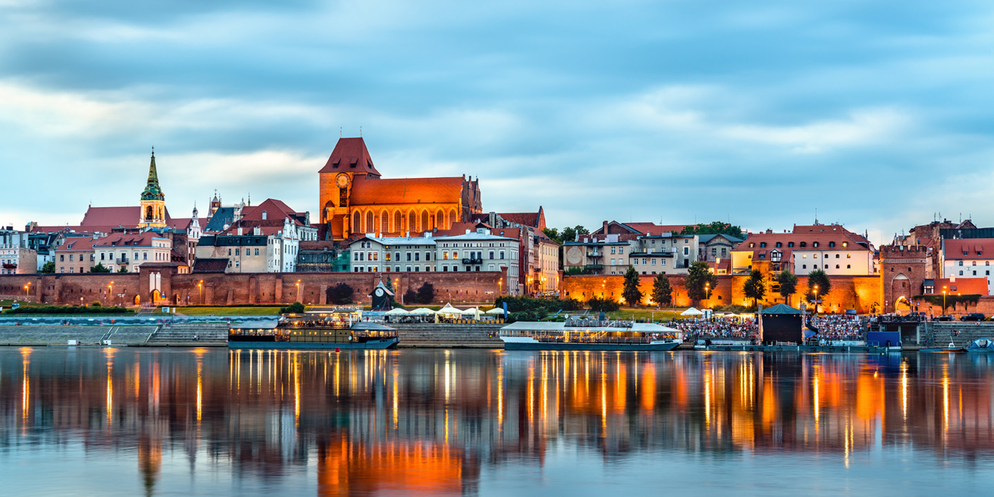 Panorama Starówki z Wisły w mieście Toruń - elektroniczne bilety komunikacji miejskiej i strefa płatnego parkowania - mobilet.pl zamiast parkometrów i biletomatów