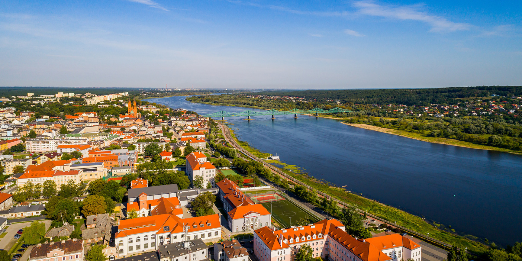 Widok z lotu ptaka na rzekę Wisłę i na panoramę Włocławka - elektroniczne bilety komunikacji miejskiej i strefa płatnego parkowania - mobilet.pl zamiast parkometrów i biletomatów
