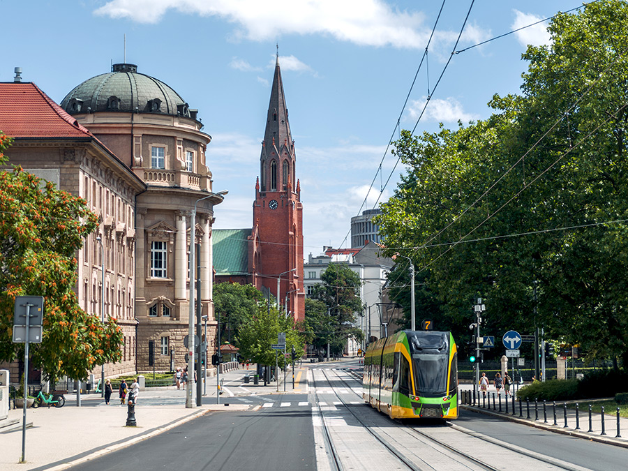 Tramwaj jadący przez centrum Poznania, gdzie bilety komunikacji miejskiej można kupić online przez Mobilet