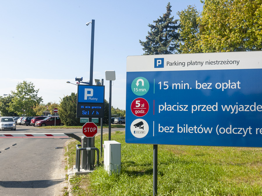 Parking z automatycznym systemem parkingowym, na którym można płacić za postój za pomocą aplikacji Mobilet.