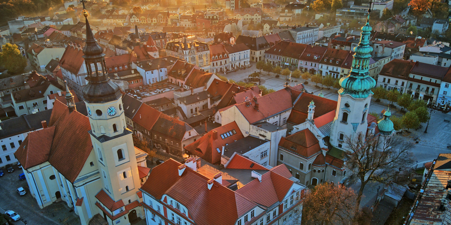 Widok z drona na Rynek w Pszczynie - strefa płatnego parkowania - mobilet.pl zamiast parkometrów