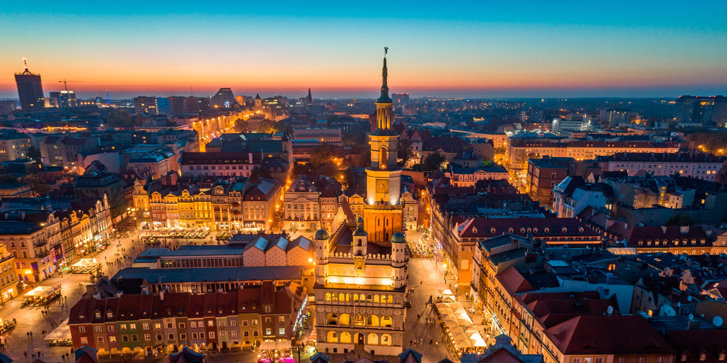 Stary rynek w Poznaniu, jednym z miast, gdzie można kupować online bilety parkingowe i bilety komunikacji miejskiej za pomocą aplikacji Mobilet