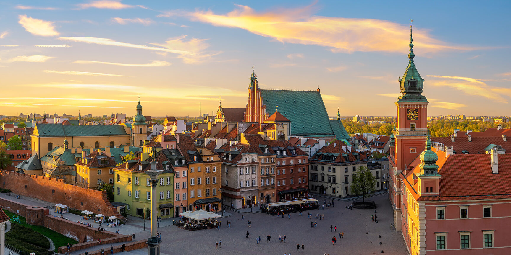 Widok na Zamek Królewski i Stare Miasto w Warszawie.