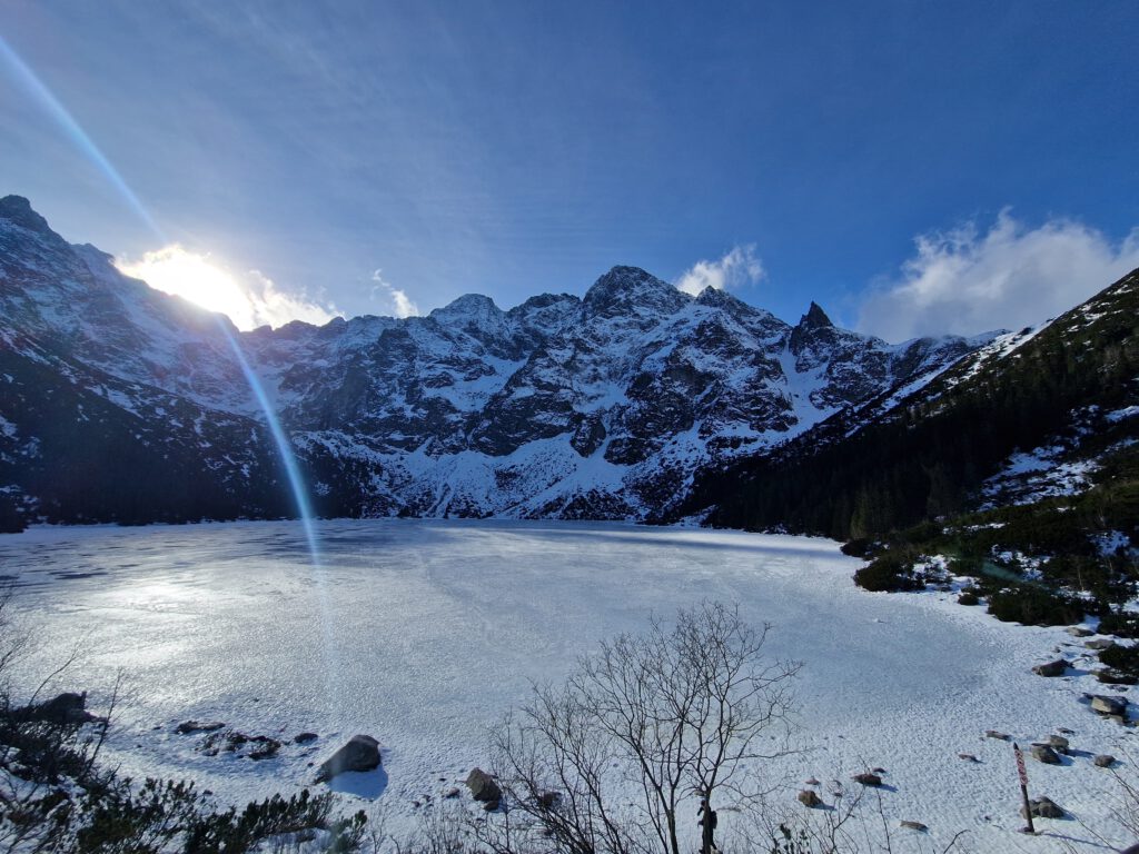 Morskie Oko jest piękne również zimą. To zwykle obowiązkowy cel wycieczek z Zakopanego.