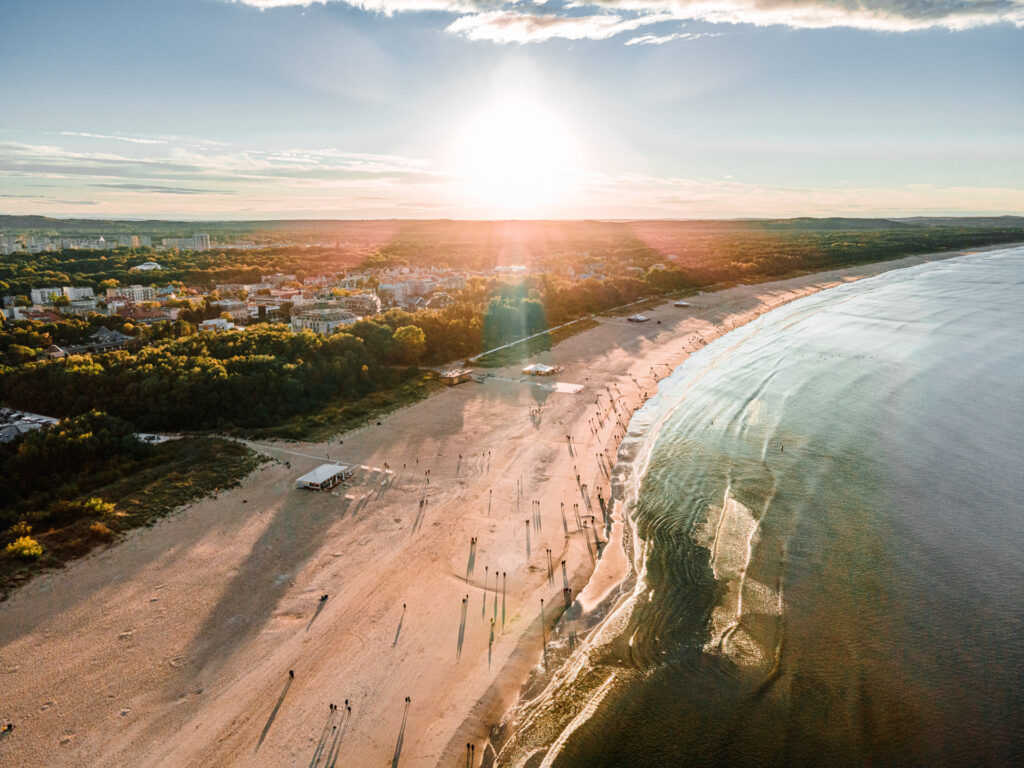 szeroka piaszczysta plaża w Świnoujściu z ujęta z drona