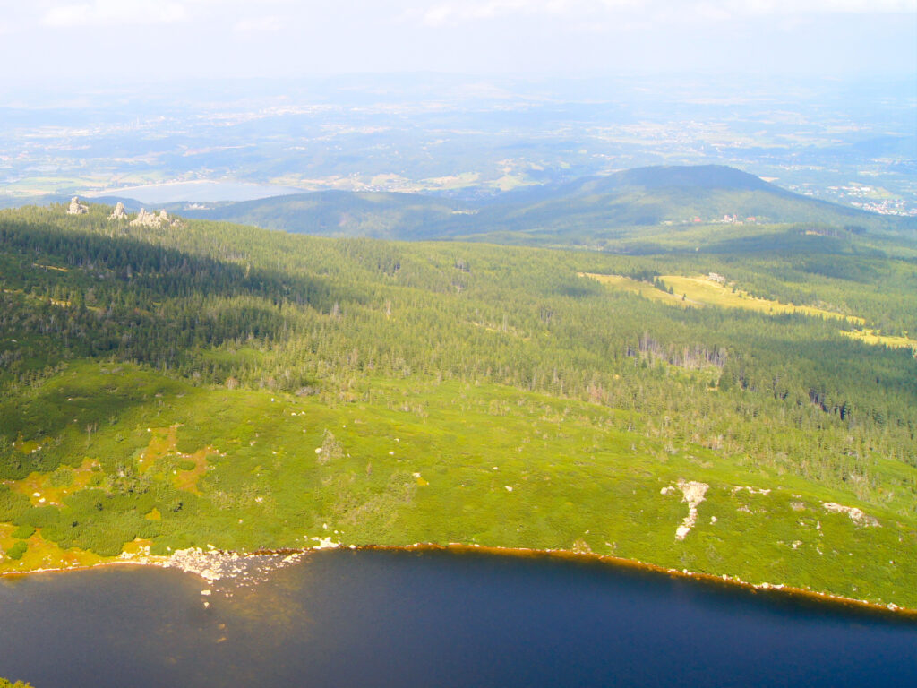 Wielki Staw z widokiem na grupę skalną Pielgrzymy