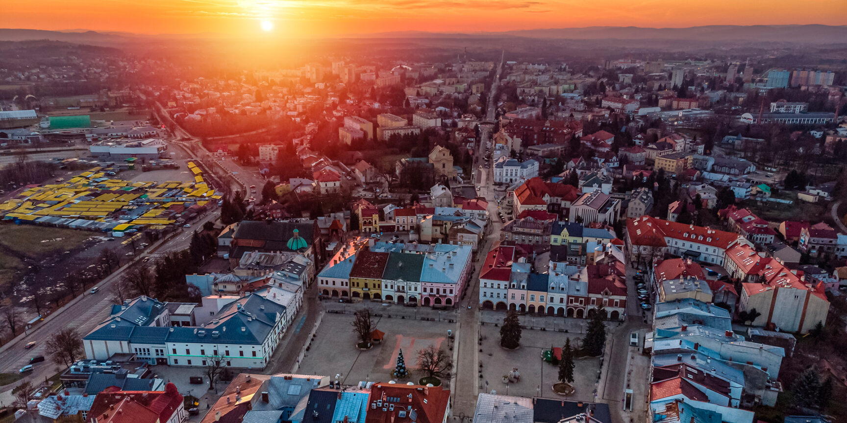 Wschód słońca nad Krosnem - tutaj zapłacisz za parking i bilety autobusowe aplikacją Mobilet