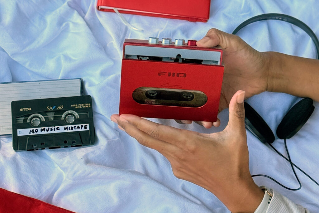 Czerwony odtwarzacz kasetowy FIIO i słuchawki nauszne Panasonic - nagrody od Mobiletu