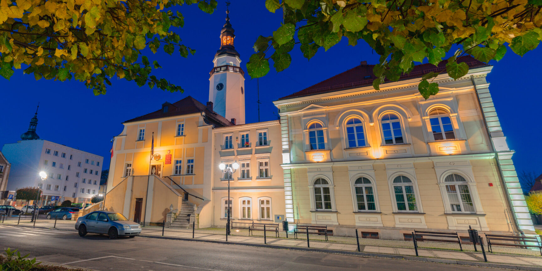 Wieczorny widok Ratusza na Placu Wolności w Mirsku, gdzie opłaty za parkowanie w SPP można już wnosić przez aplikację Mobilet.