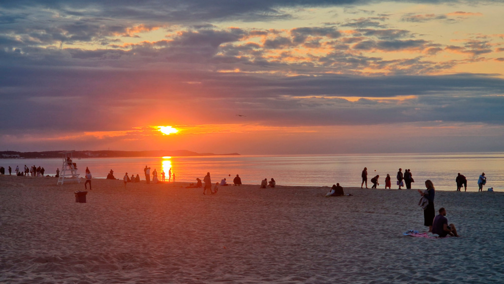 Zachód słońca na plaży w Świnoujściu, gdzie od maja 2026 r. obowiązuje Śródmiejska Strefa Płatnego Parkowania.