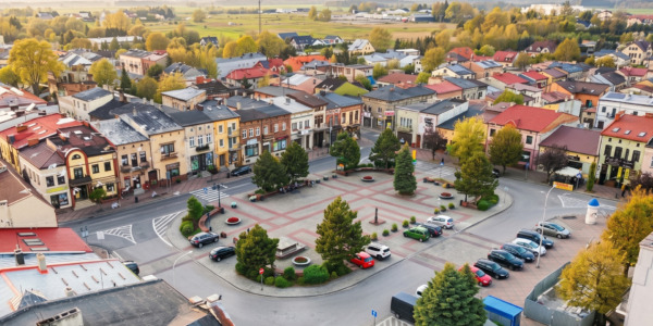 Rynek w Wolbromiu - jeden z obszarów objętych Strefą Płatnego Parkowania, gdzie zamiast korzystać z parkomatów można płacić aplikacją Mobilet._miniaturka