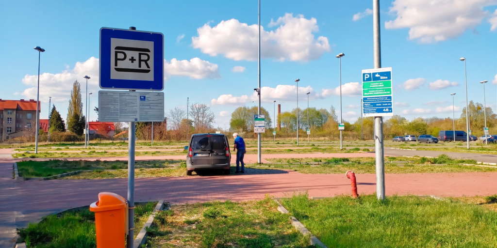 Oznakowanie na płatnym parkingu Kuestrin-Kietz informuje kierowców w języku niemieckim i polskim.