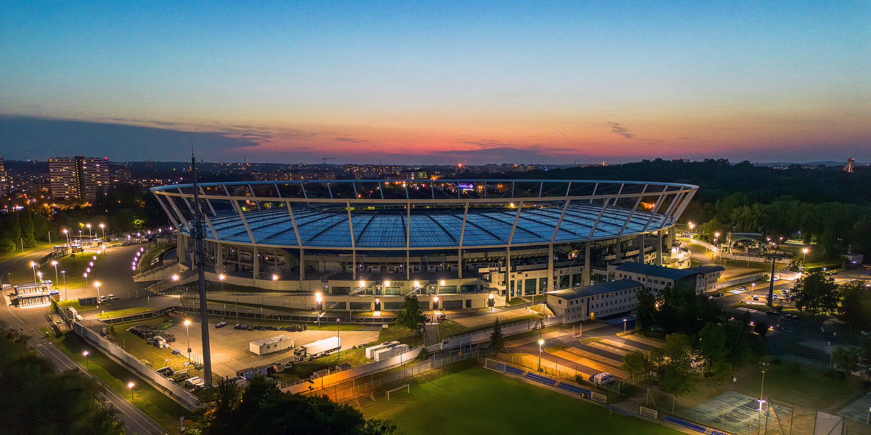 Wieczorny widok na Stadion Śląski w Chorzowie -elektroniczne bilety komunikacji miejskiej - mobilet.pl zamiast biletomatów