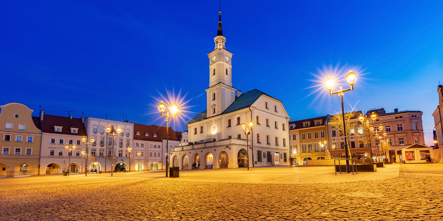 Rynek w Gliwicach - strefa płatnego parkowania, opłata przez aplikację Mobilet zamiast parkomatu