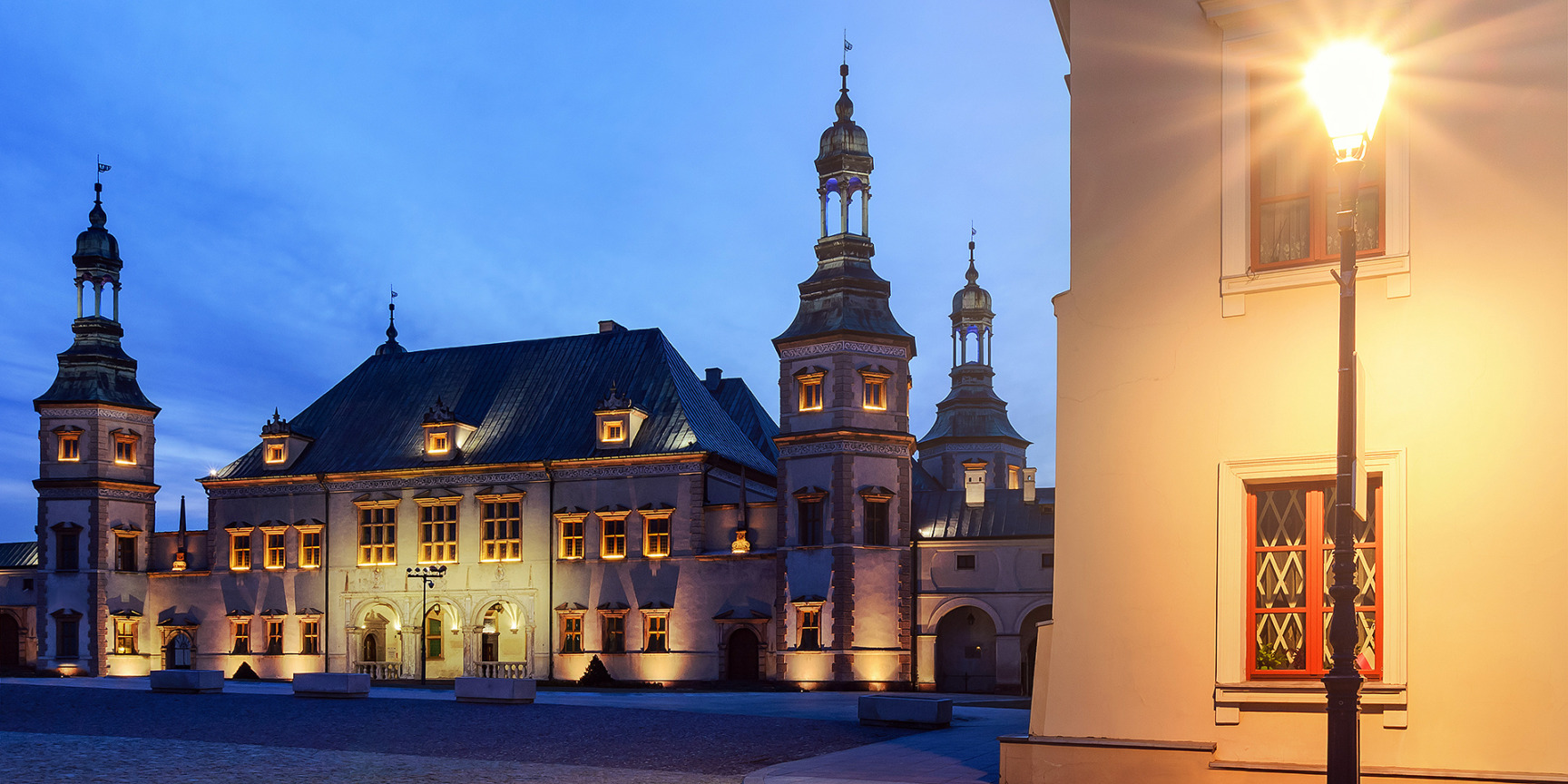 Wieczorny widok na dawny Pałac Biskupów w mieście Kielce