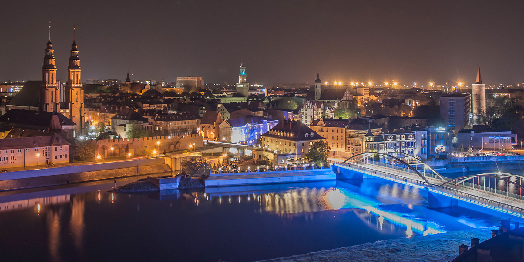 Nocny widok na śródmieście Opola - elektroniczne bilety komunikacji miejskiej i strefa płatnego parkowania - mobilet.pl zamiast parkometrów i biletomatów w Opolu