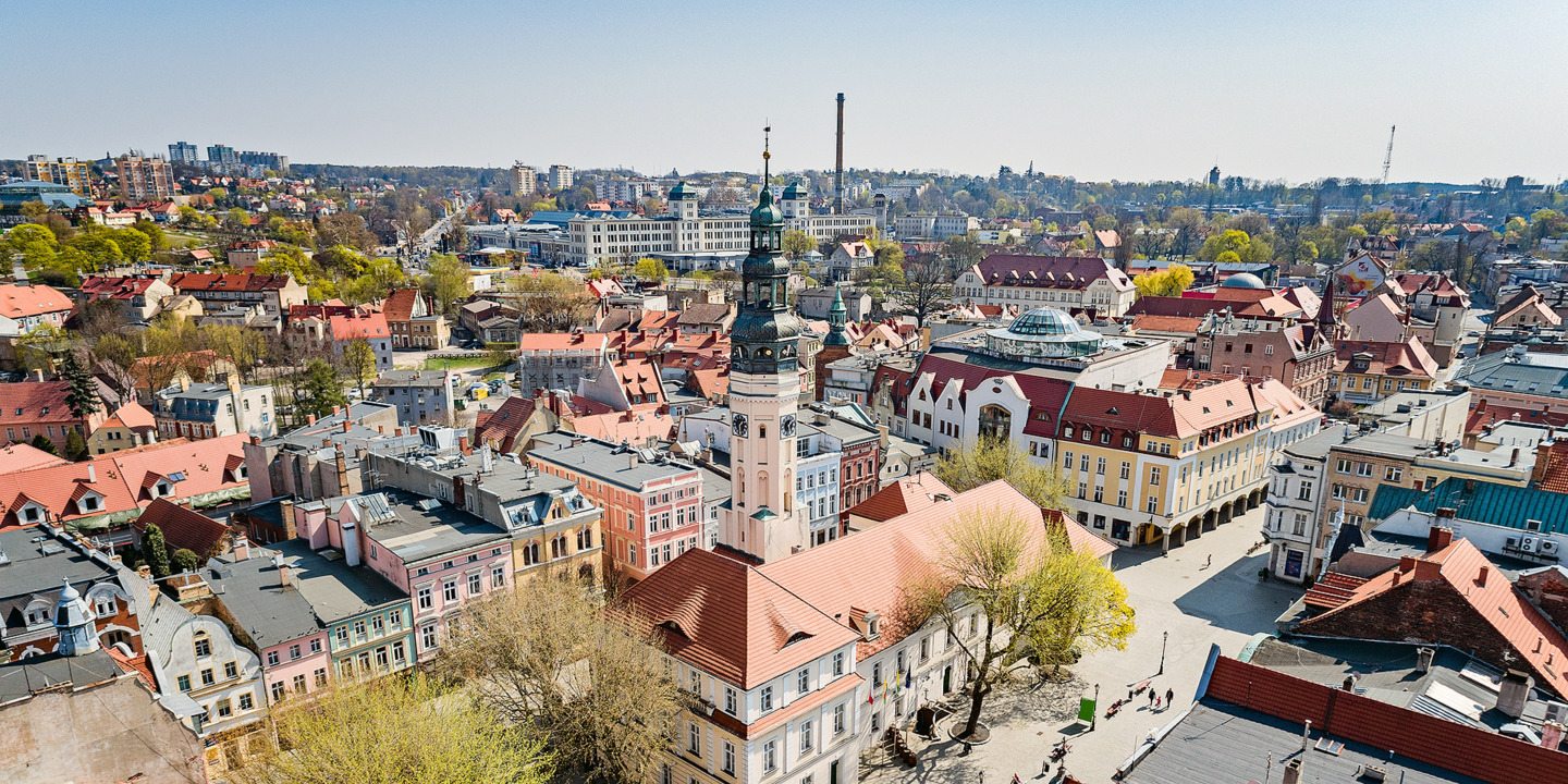Stary Rynek w Zielonej Górze - strefa płatnego parkowania, opłata przez aplikację Mobilet zamiast parkomatu