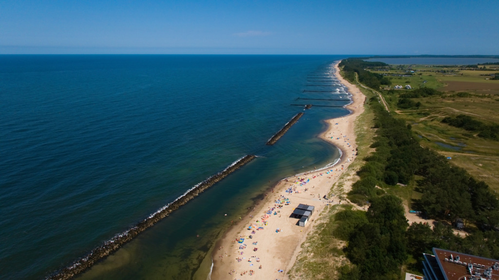 Bałtyk i plaża w Darłowie widziana z drona