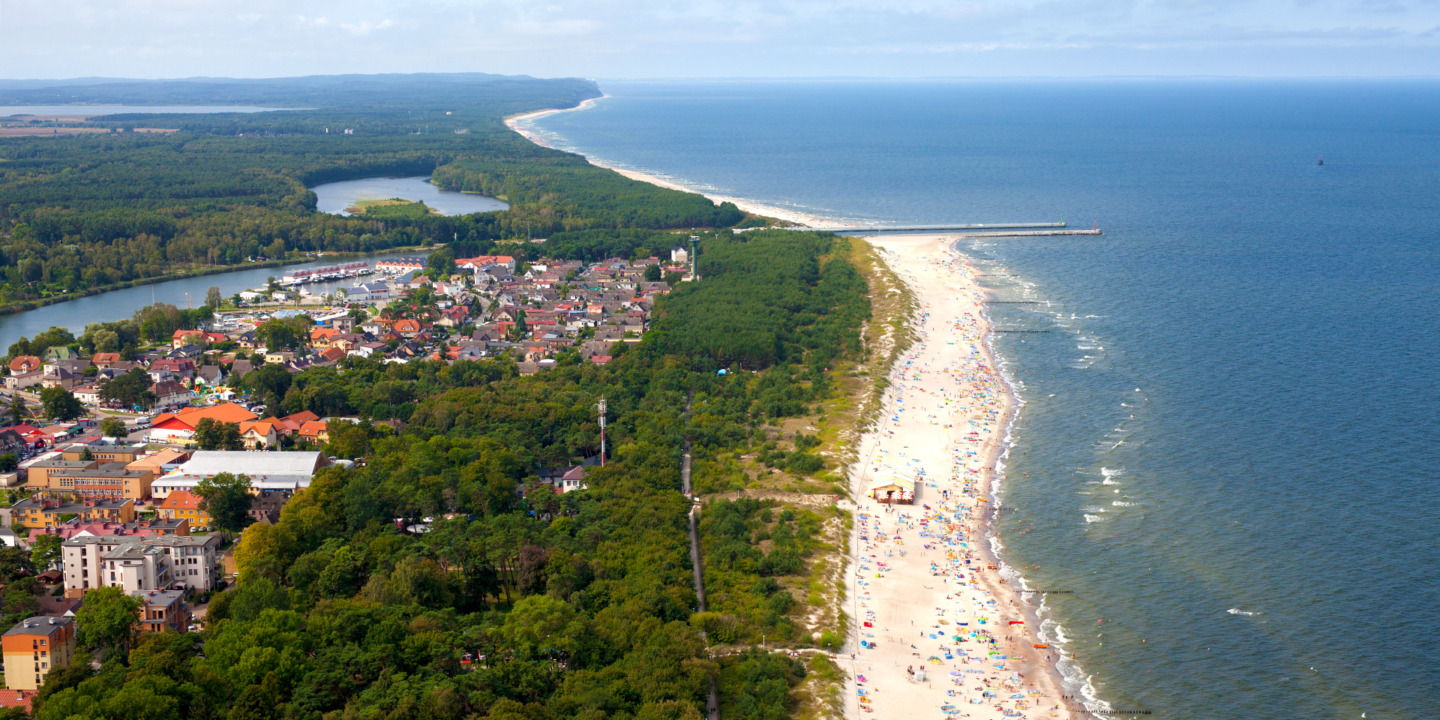 Widok z lotu ptaka na Dziwnów oraz plażę i ujście rzeki Dziwny do Bałtyku