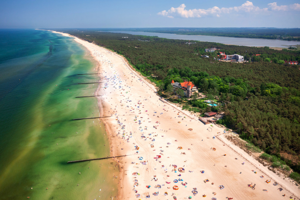 Widok z drona na wybrzeże Bałtyku i plażę w Łebie oraz na Jezioro Sarbsko
