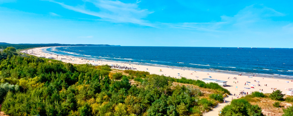 Wydmy i plaża w Świnoujściu w słoneczny, latni dzień