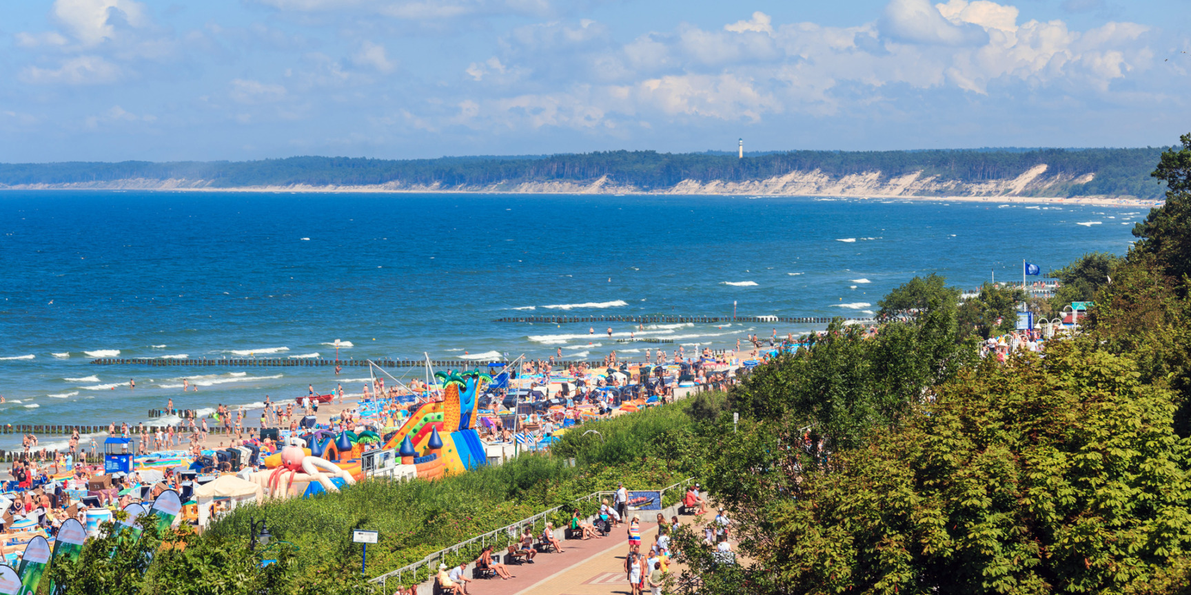 Nadmorskiej promenada i plaża w Ustce w pełni sezonu turystycznego, lato 2026 z Mobilet