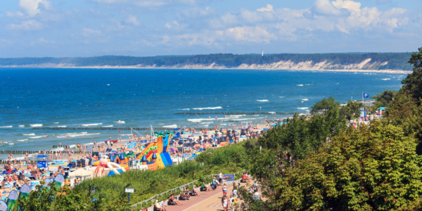 Nadmorskiej promenada i plaża w Ustce w pełni sezonu turystycznego, lato 2026 z Mobilet