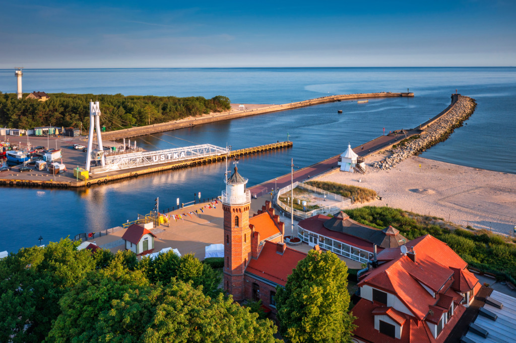Wejście do portu i fragment plaży w Ustce wczesnym rankiem widziane z lotu ptaka