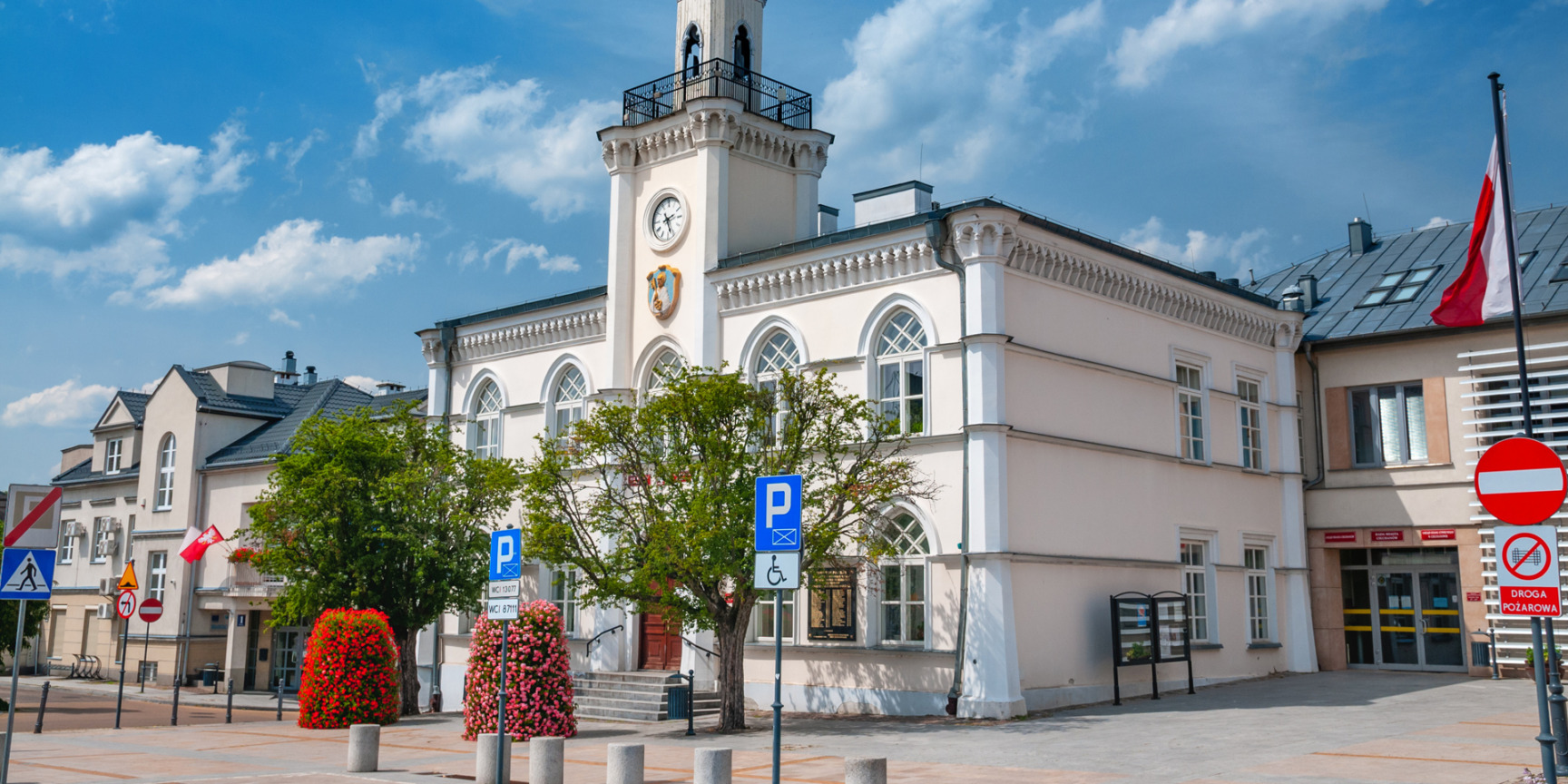 ``` Ratusz na Rynku w Ciechanowie w strefie płatnego parkowania z opłatą przez aplikację Mobilet zamiast parkomatu