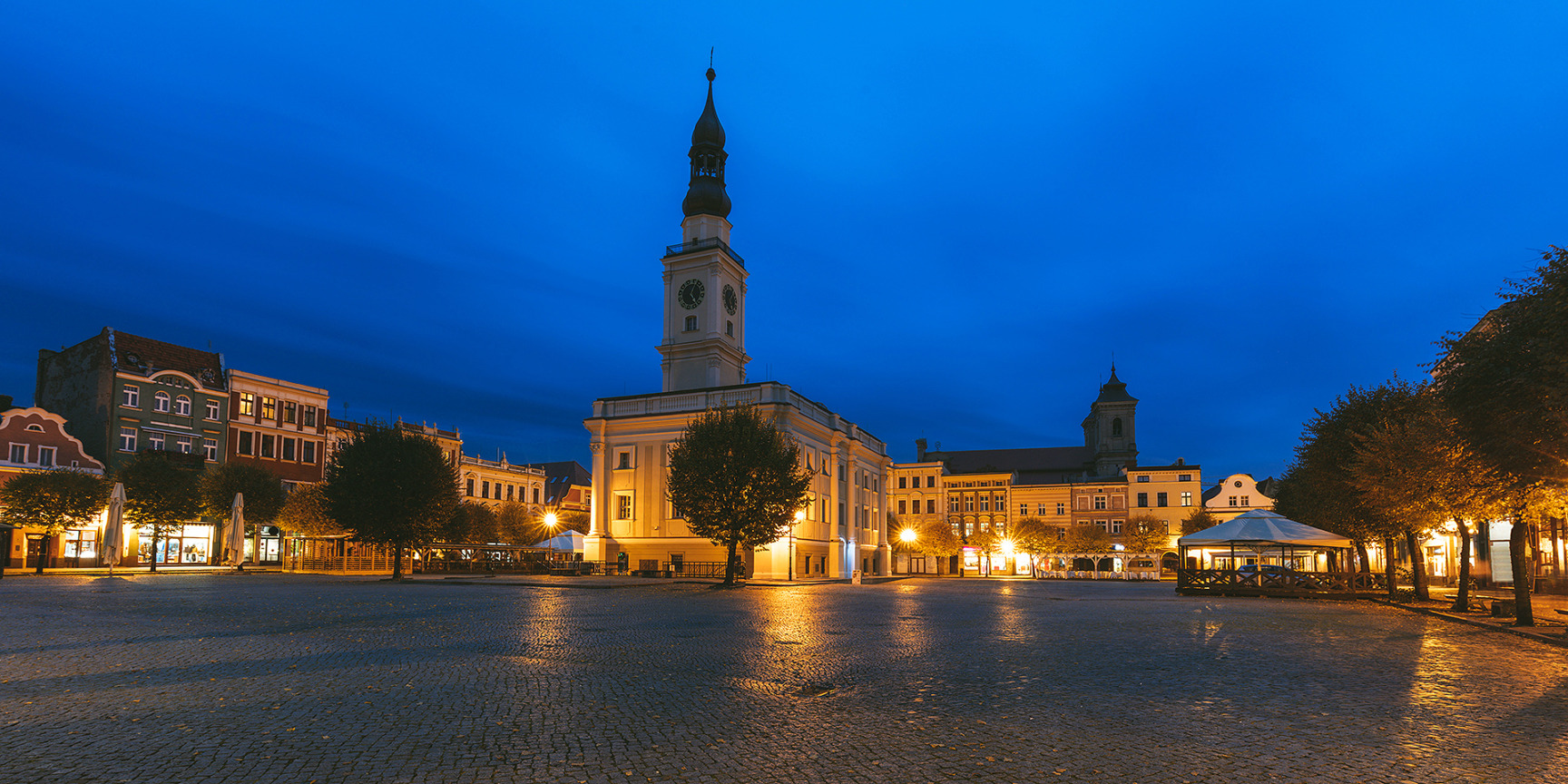 Rynek w Lesznie - strefa płatnego parkowania, opłata przez aplikację Mobilet zamiast parkomatu