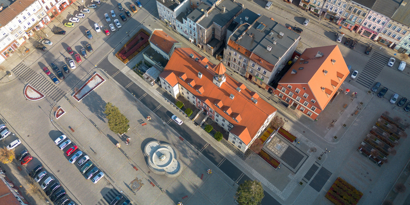 Widok z lotu ptaka na Rynek w Kępnie oraz parking gdzie za parkowanie można płacić przez aplikację Mobilet