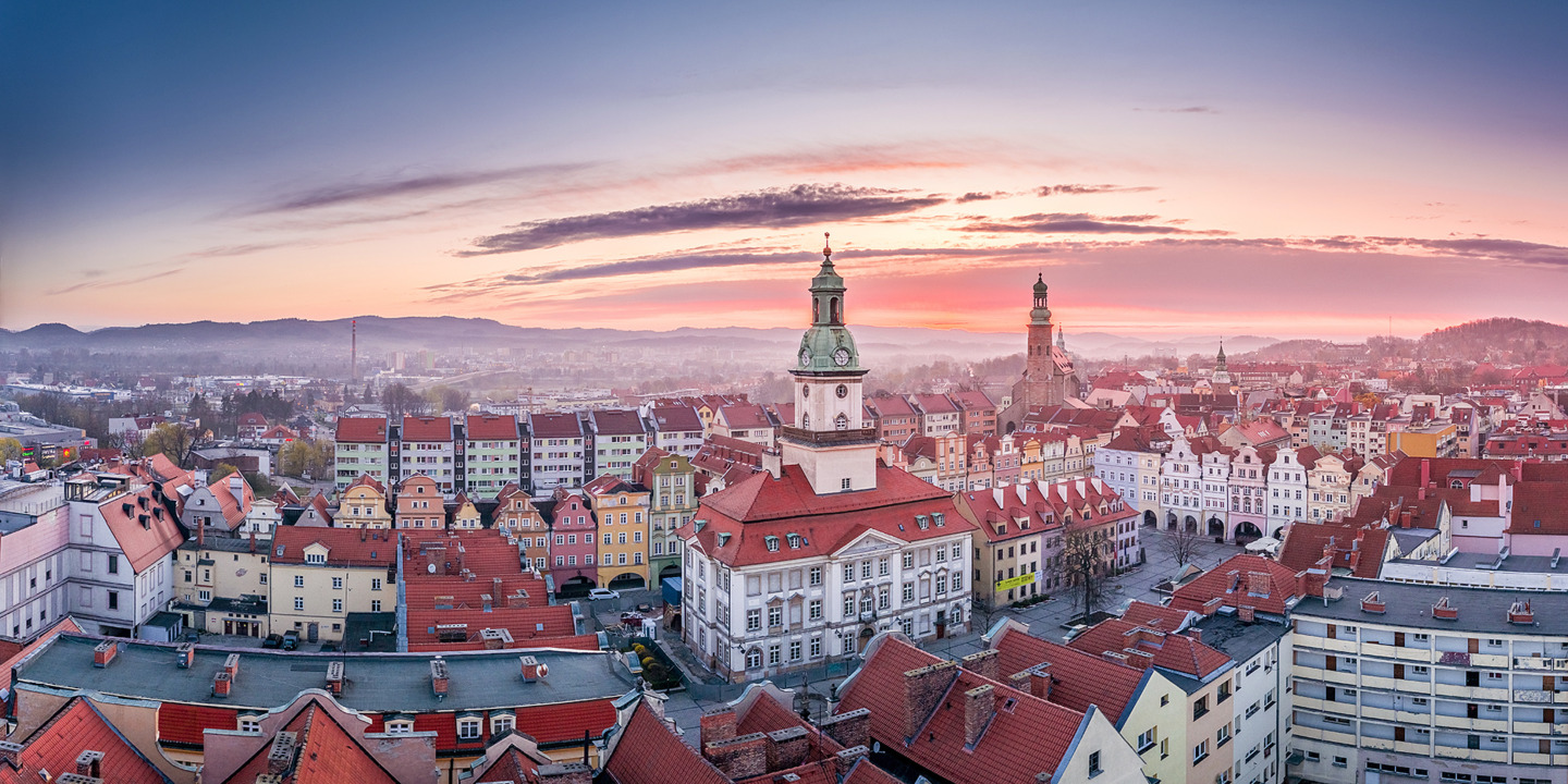 Rynek z ratuszem w Jeleniej Górze - strefa płatnego parkowania, opłata przez aplikację Mobilet zamiast parkomatu